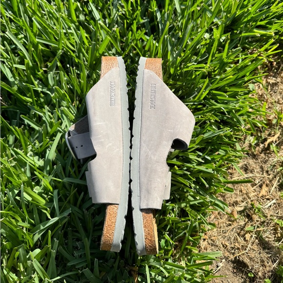 Arizona Big Buckle
Nubuck Leather
Dove Gray women size 36 US 6 - Picture 6 of 16